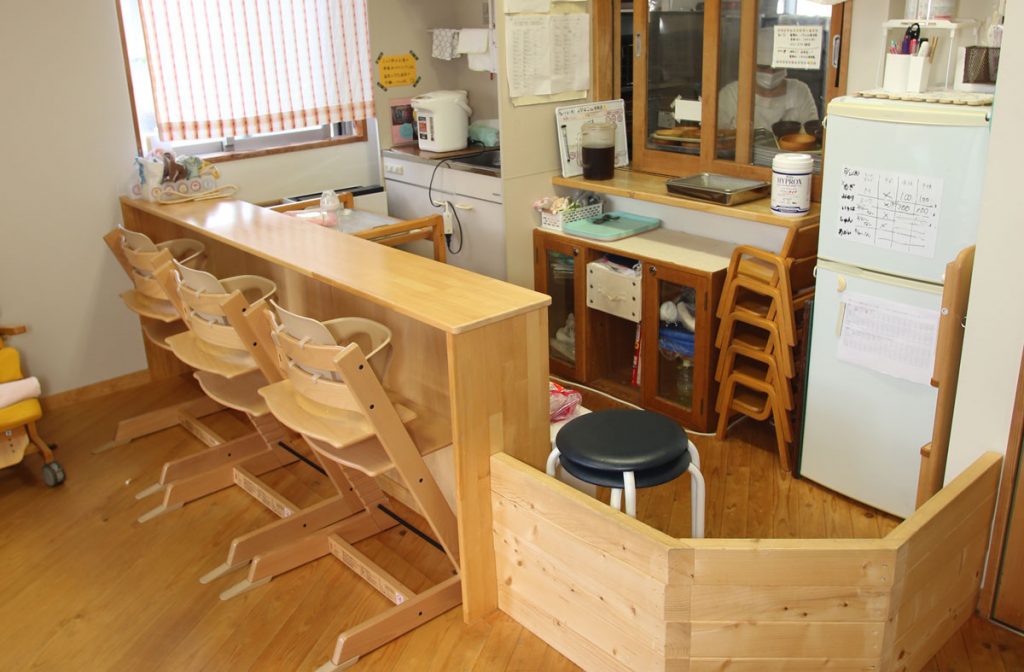 給食を食べるキッチンルームは各年齢に合わせていすやテーブルが作られ、調理場と食卓が直結しています。