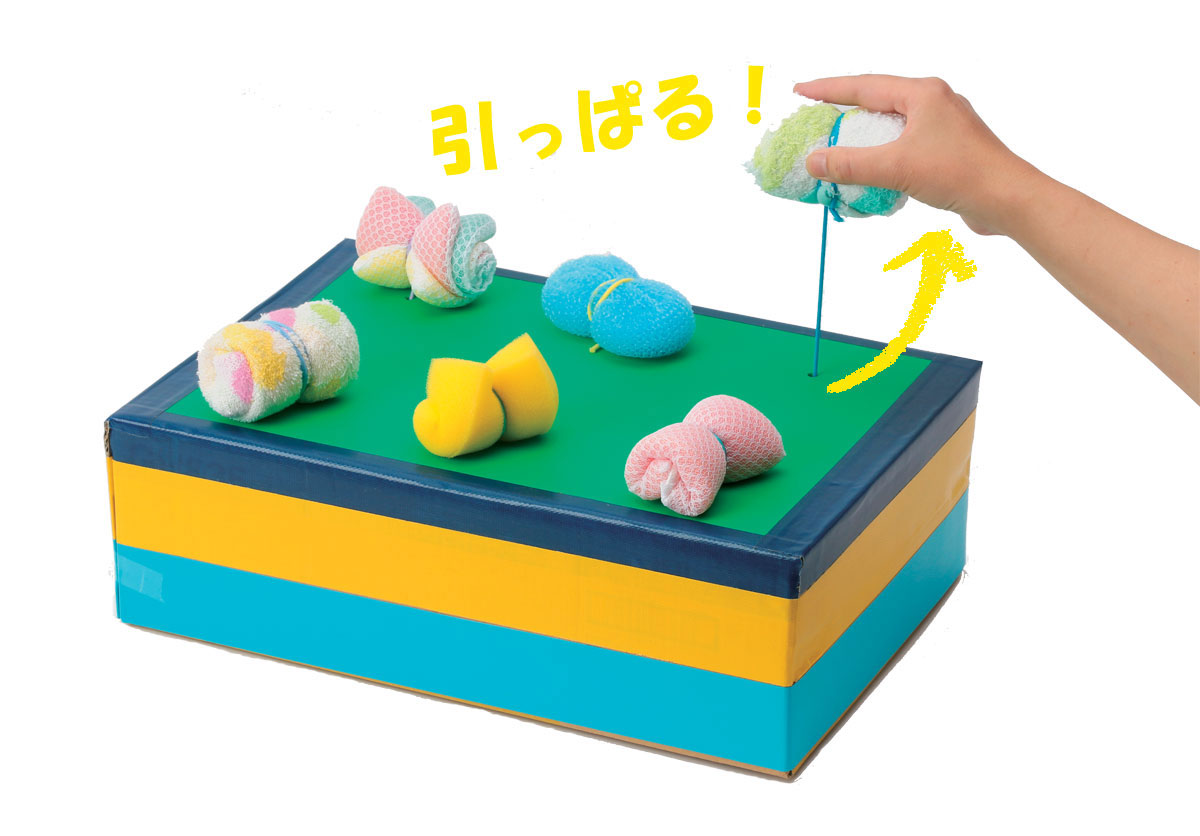 身近な素材で「引っぱる」手作りおもちゃ【0・1・2歳児が夢中で遊ぶ！ かんたん手作りおもちゃ】｜みんなの幼児と保育