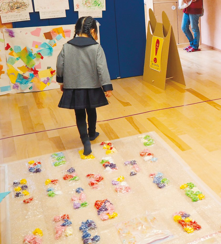 紙を丸める遊びが盛り上がっていた１歳児のコーナーでは、「丸めて遊んだ京花紙」を卵パックに入れて床に展示