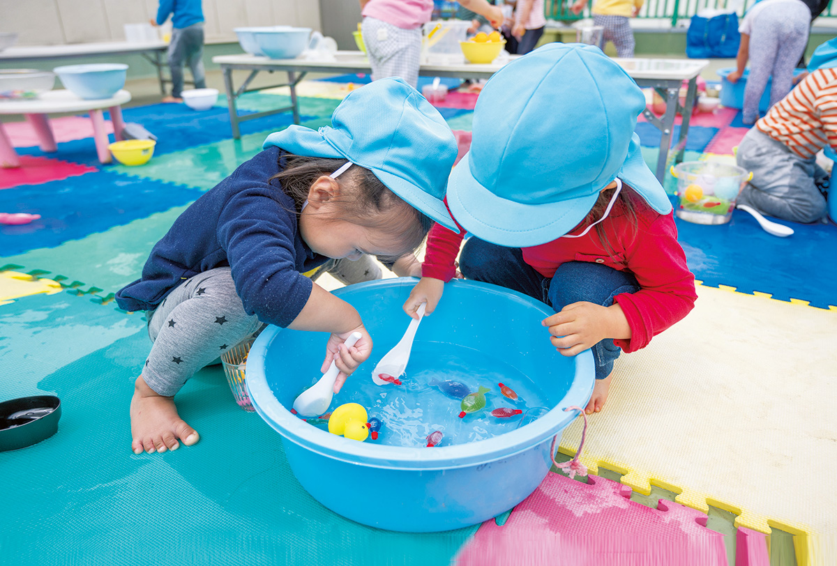 ごっこ遊びにつながる！台所用品で水遊び｜みんなの幼児と保育