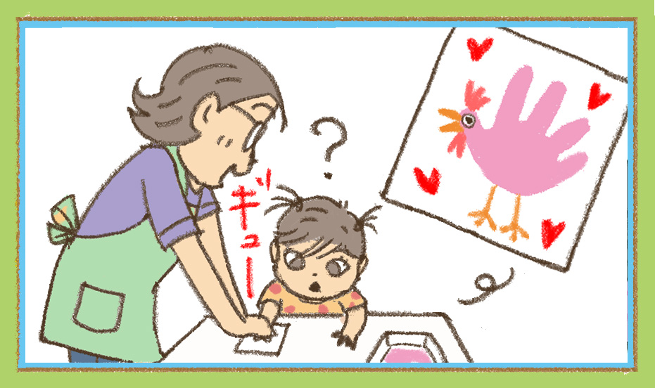 子どもの手形を押している保育者