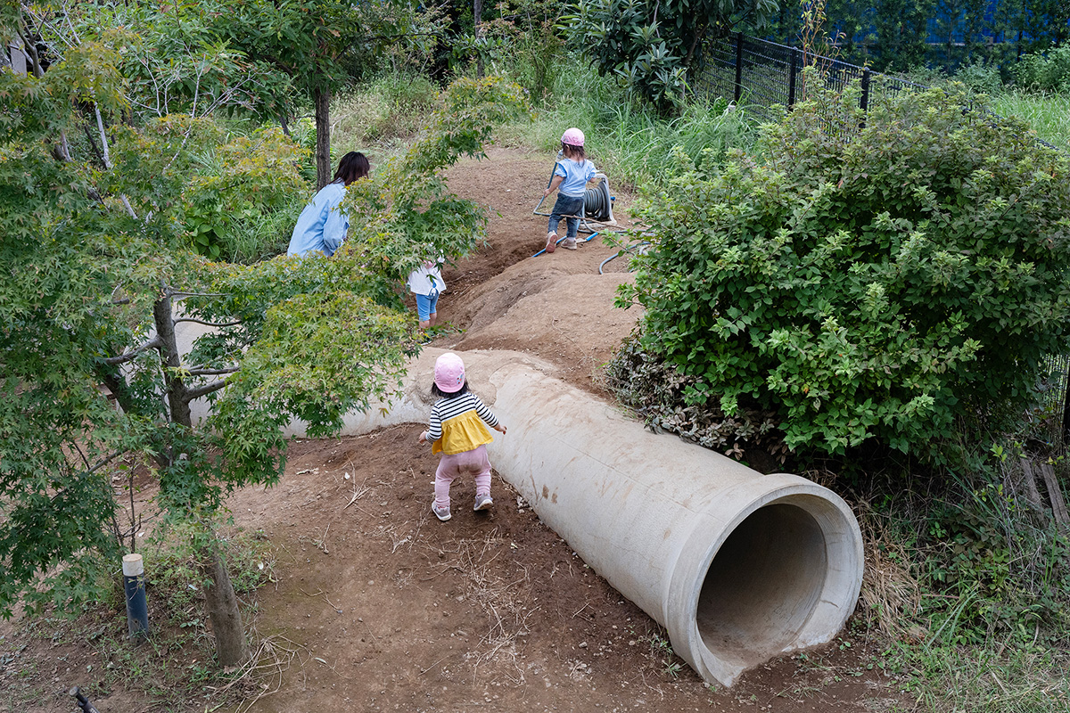 公園で遊ぶ子たち