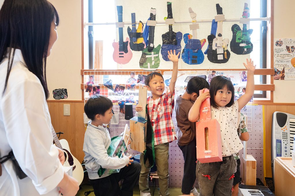 手作り楽器で楽しむ子たち