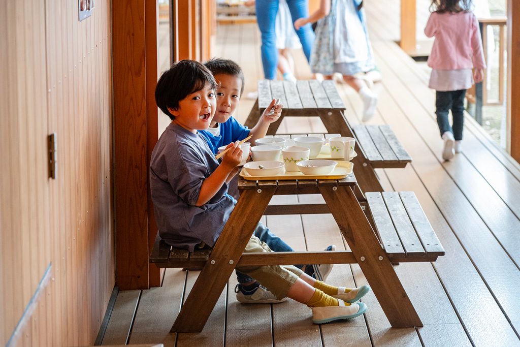 食事をする子たち