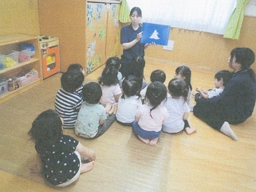 紙芝居の時間、Tちゃんは少し離れたところから見ていた。