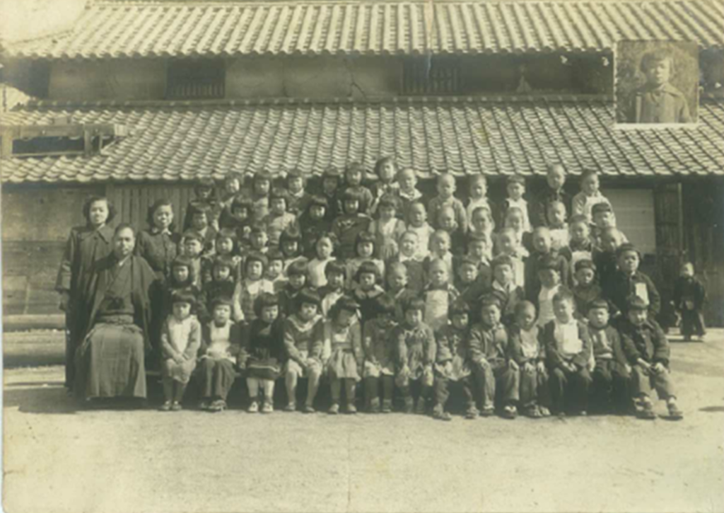 須田保育所の卒園式集合写真(昭和25年3月)/写真提供:三木眞智子先生(元須田保育所所長)