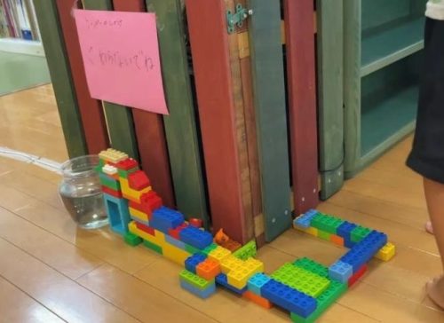 子どもたちが作った階段付きのしかけ。