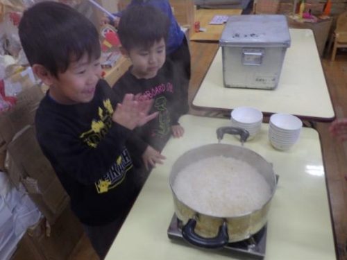湯気が立ち上り、お米が炊きあがると、笑顔と拍手がこぼれた子どもたち。