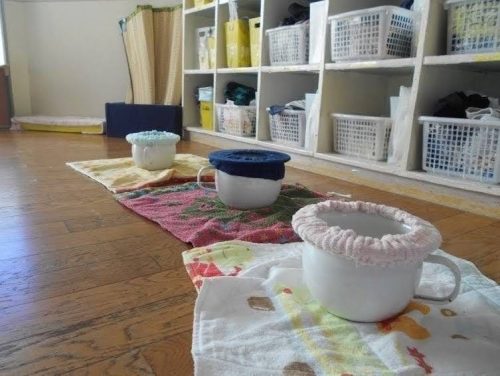 保育室の一角に並べたおまる。