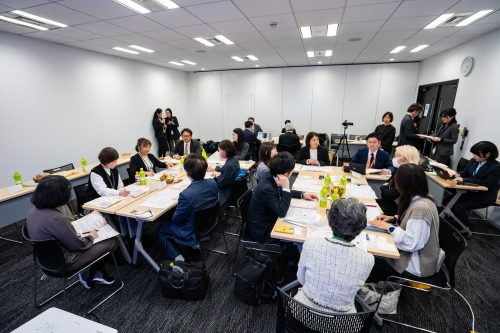 職務の違いを超え、共通の課題について話し合う