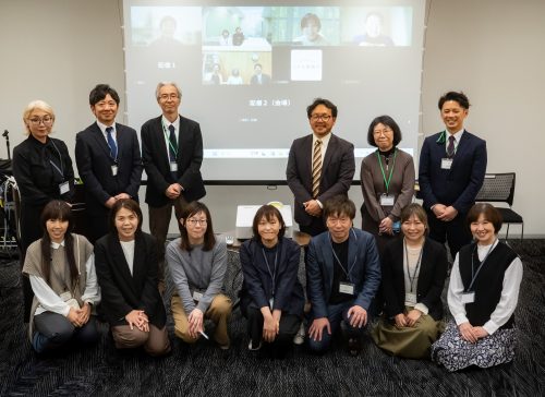 懇談会の集合写真。全国から11団体合計17名と事業運営委員4名が参加。