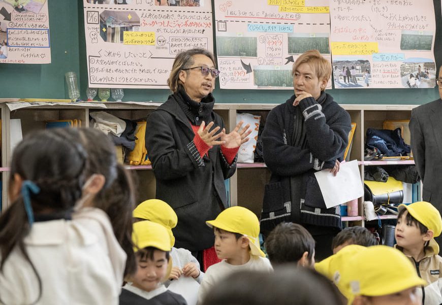 小学校の視察で、これからの教育のあり方を考える大豆生田先生とつるのさん