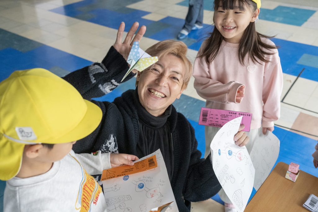 折り紙を楽しむ子供たちとつるのさん