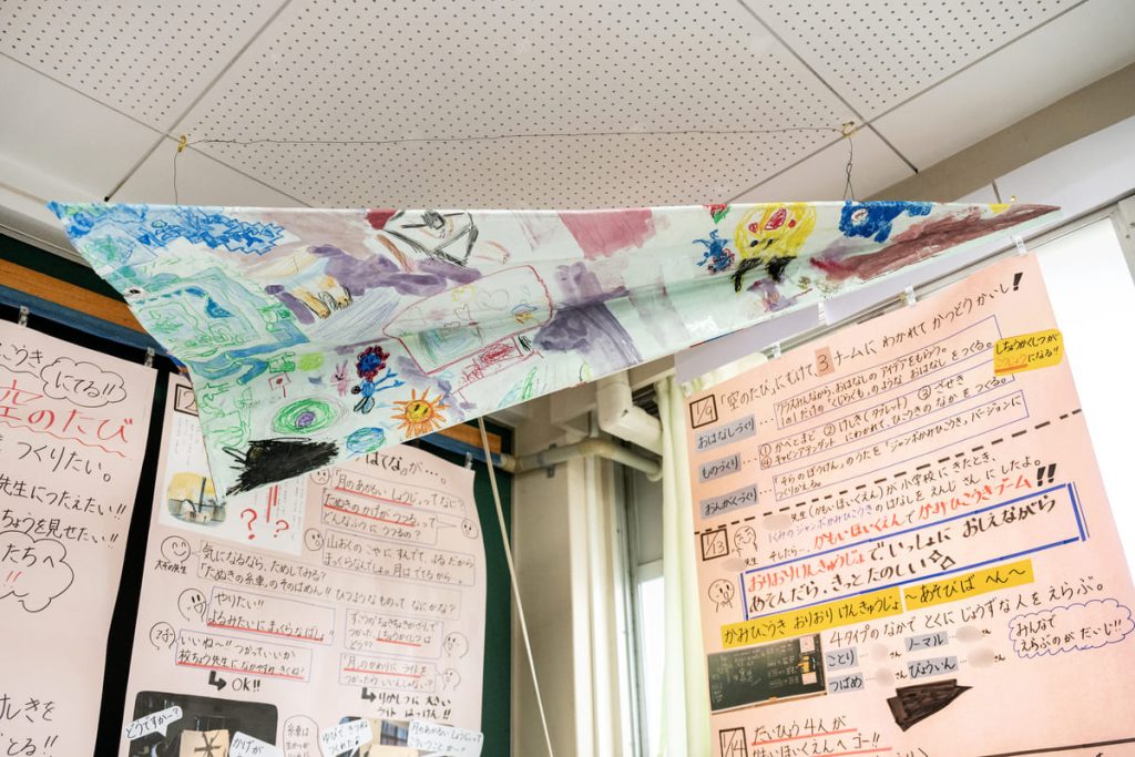 紙とダンボールを合わせて完成させたノーマルタイプのジャンボ紙飛行機