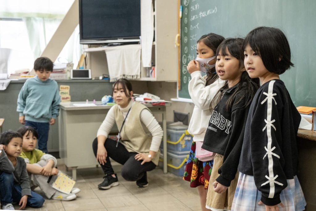 子どもたちの交流の場を見守る1年1組担当の大園真央先生