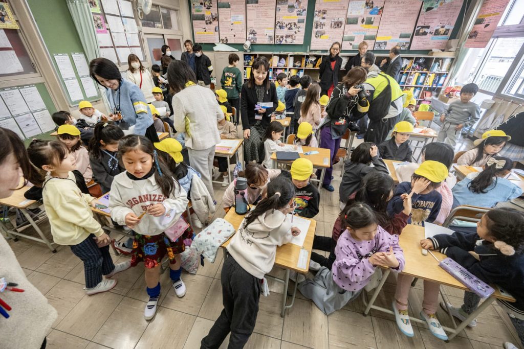 小学1年生と保育園児(年長)との交流風景